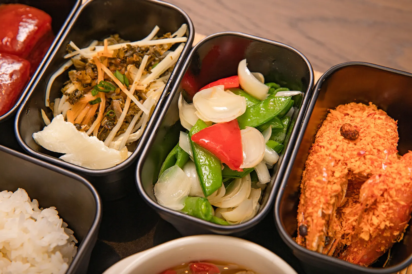 Variety of healthy meal delivery options packed in containers in Singapore.