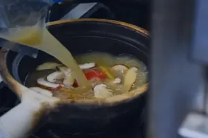 Pouring broth into a claypot for fish soup at Hup Lok.